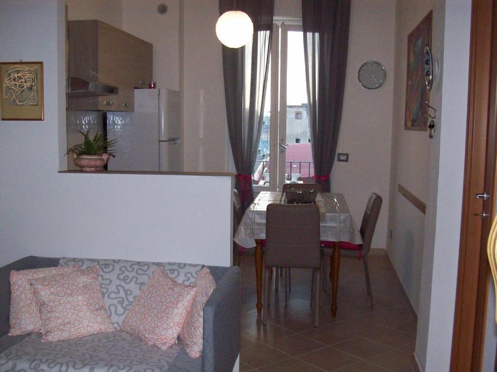 kuchnia i jadalnia ze stołem i jadalnią w obiekcie Apartment My House we Florencji