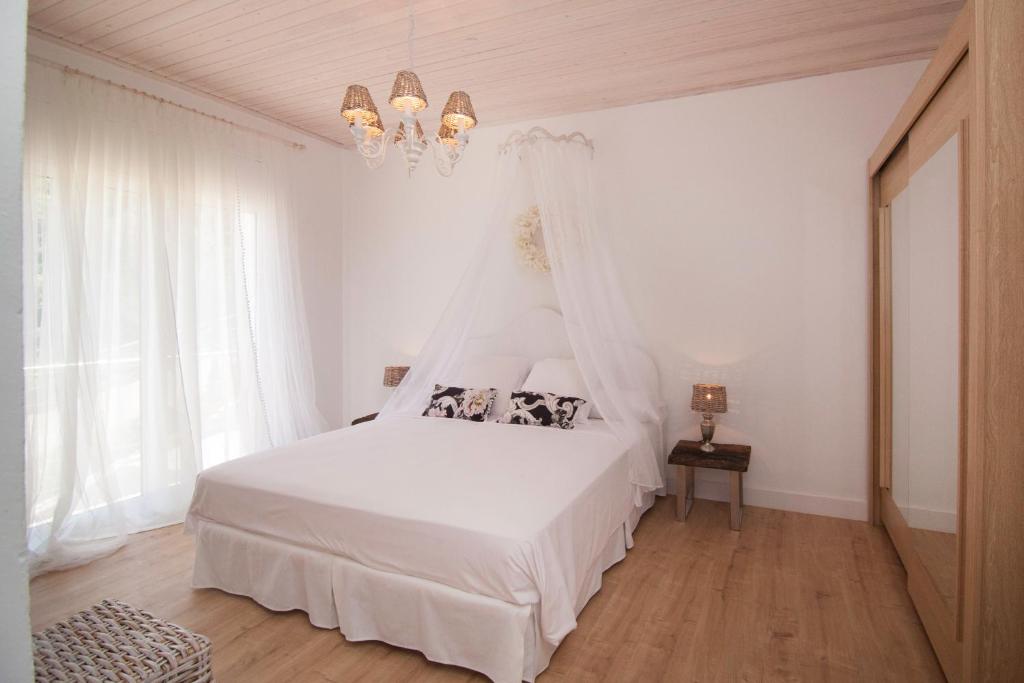 Postel nebo postele na pokoji v ubytování Es Cel de Begur Hotel