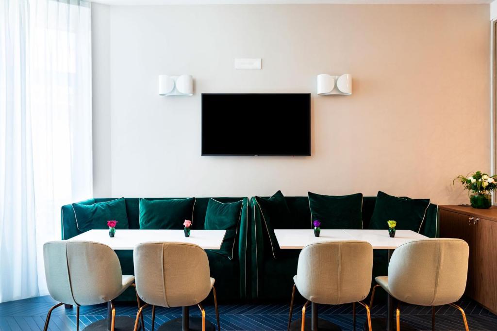TV a/nebo společenská místnost v ubytování Amadomus Luxury Suites