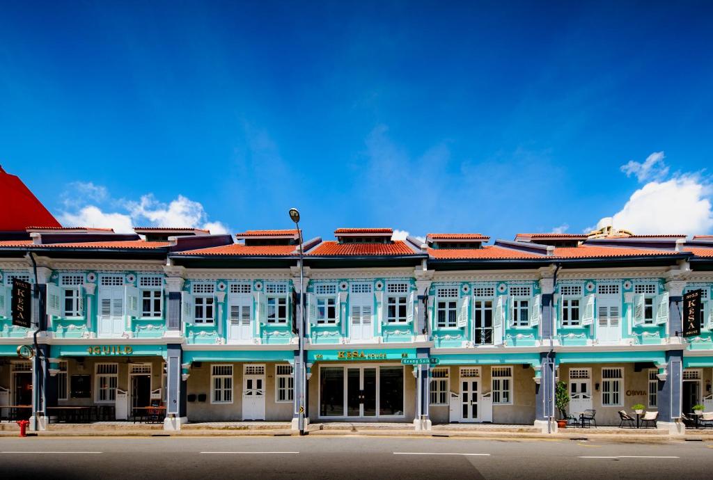 un edificio antiguo con techo rojo en una calle en KēSa House, The Unlimited Collection managed by The Ascott Limited en Singapur