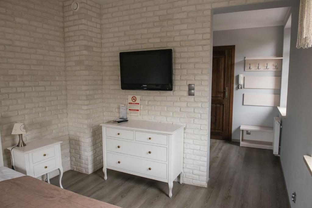 Televízia a/alebo spoločenská miestnosť v ubytovaní Apartamenty Faust