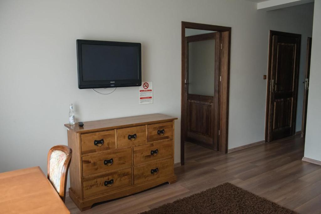 Televízia a/alebo spoločenská miestnosť v ubytovaní Apartamenty Faust