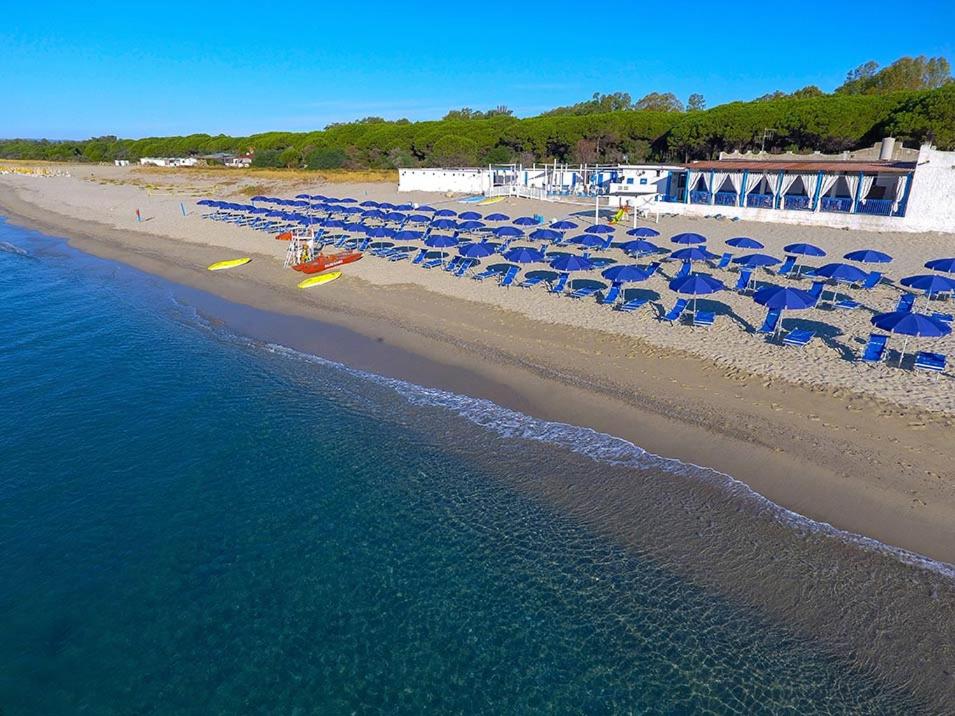 een luchtzicht op een strand met blauwe stoelen en de oceaan bij Apulia Hotel Sellia Marina in Sellia Marina
