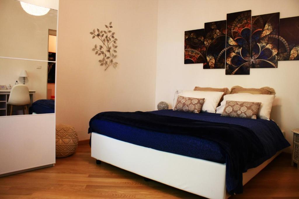 ein Schlafzimmer mit einem Bett mit einer blauen Decke in der Unterkunft Garden FuoriRotta in San Giovanni Teatino