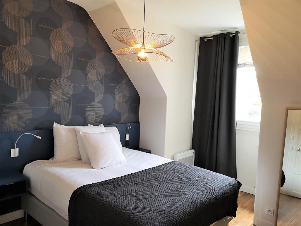 - une chambre avec un grand lit escamotable dans l'établissement T2 PREMIUM à un pas de la gare, à Rennes