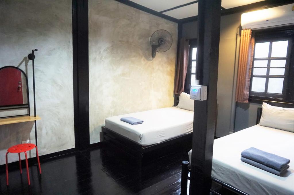 Sawatdee Guesthouse the Original - Triple Room With Shared Bathroom