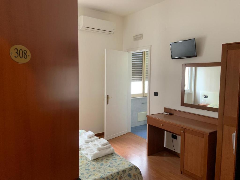 TV a/nebo společenská místnost v ubytování Hotel Lungomare