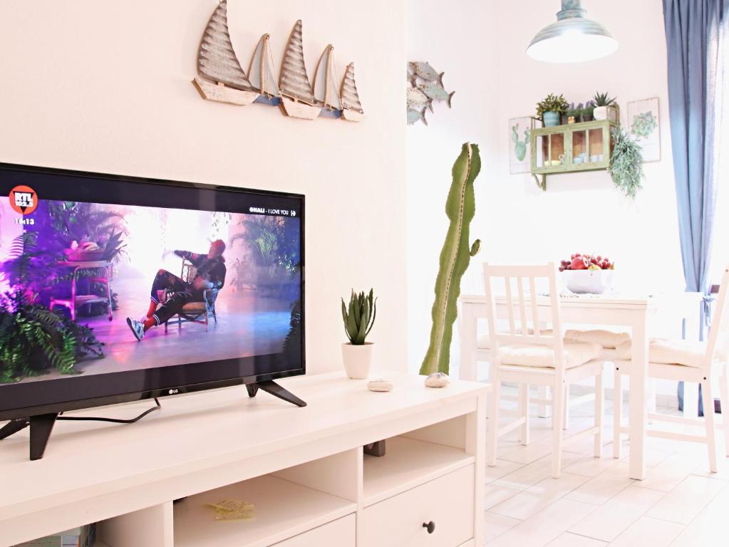A television and/or entertainment centre at Blu Home - Bilocale in centro