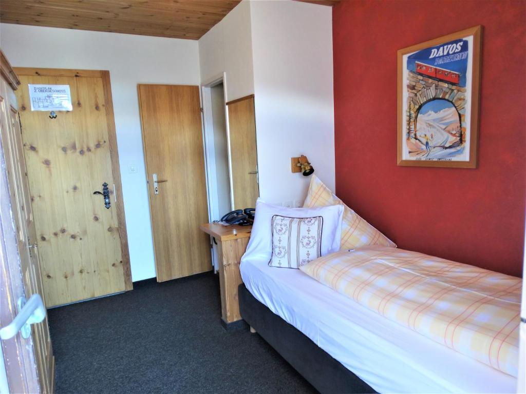 Postel nebo postele na pokoji v ubytování Hotel Bündnerhof