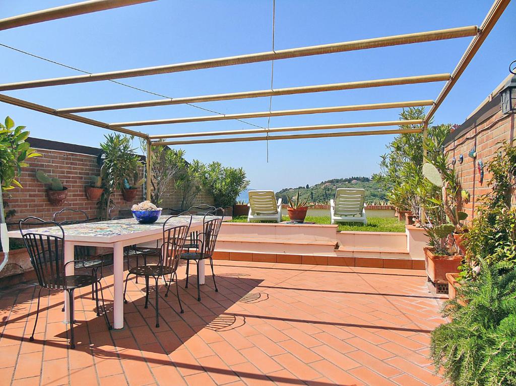 a patio with a table and chairs under a pergola at Piana degli Ulivi a Lerici in Lerici