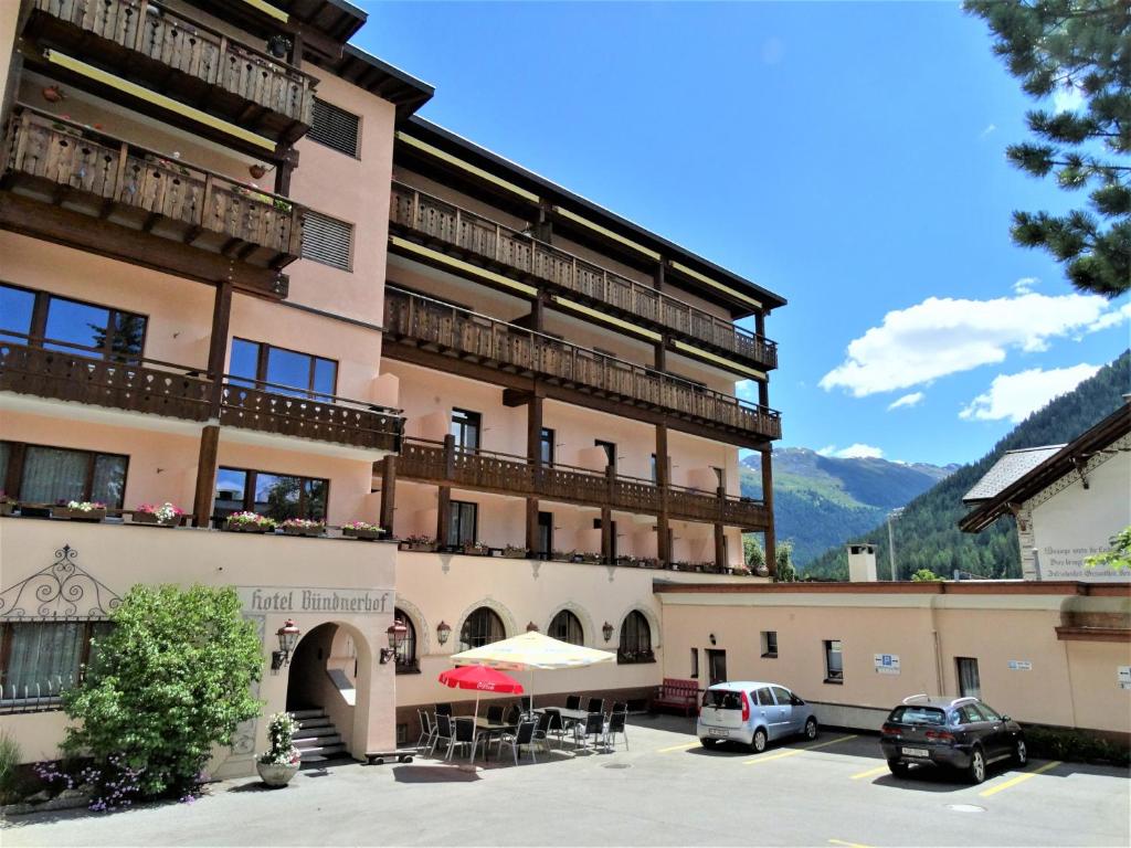 Nespecifikovaný výhled na hory nebo výhled na hory při pohledu z hotelu