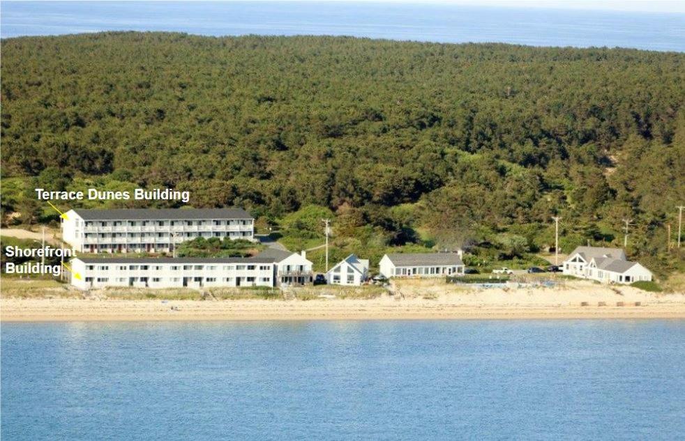 una vista aerea di un resort sulla spiaggia di Horizons Beach Resort a North Truro