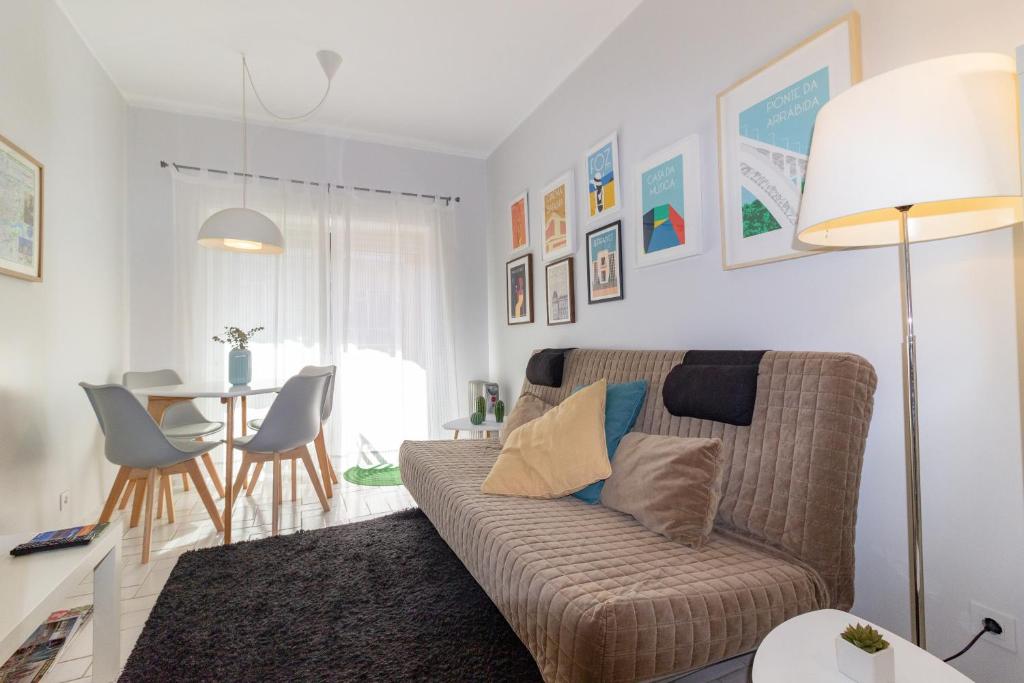 sala de estar con sofá y mesa en Apartment Cedofeita 408, en Oporto