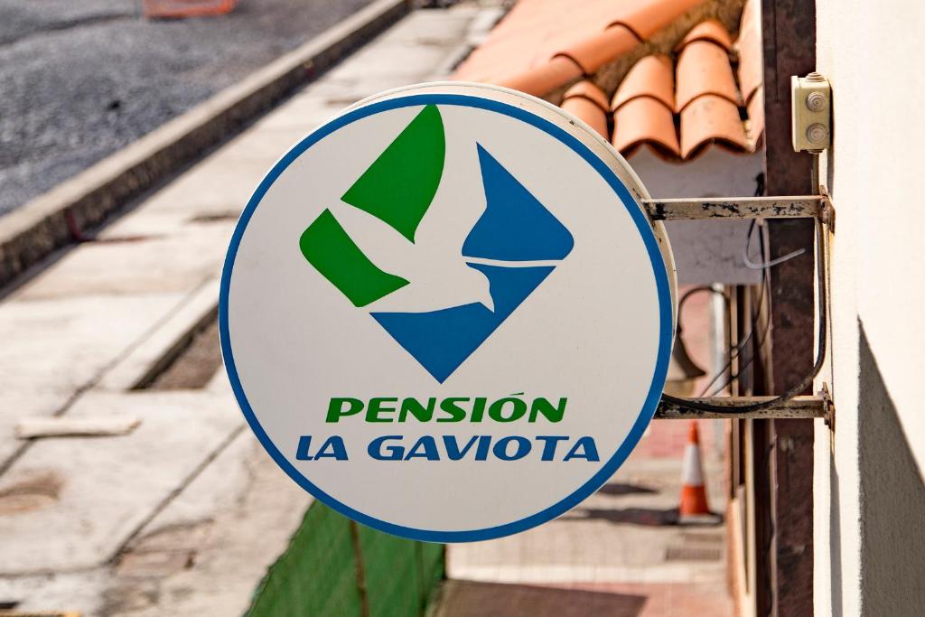 un cartello per una pensione la gazaho di Pensión La Gaviota a Playa de Santiago