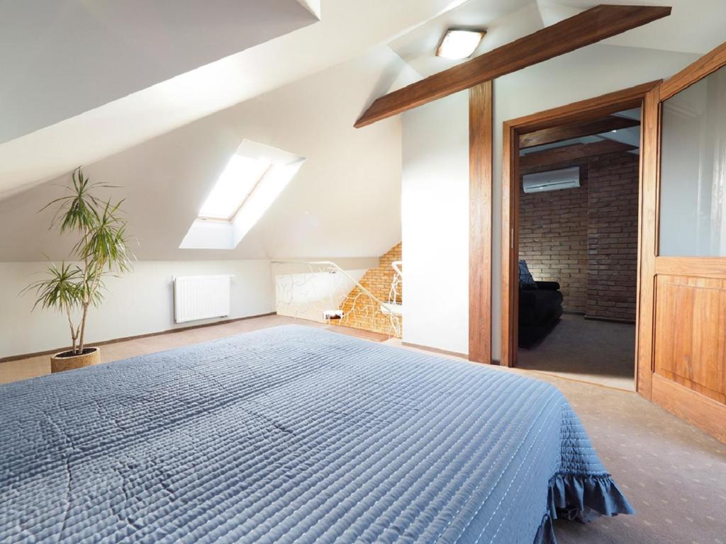 Posteľ alebo postele v izbe v ubytovaní Apartamenty Faust