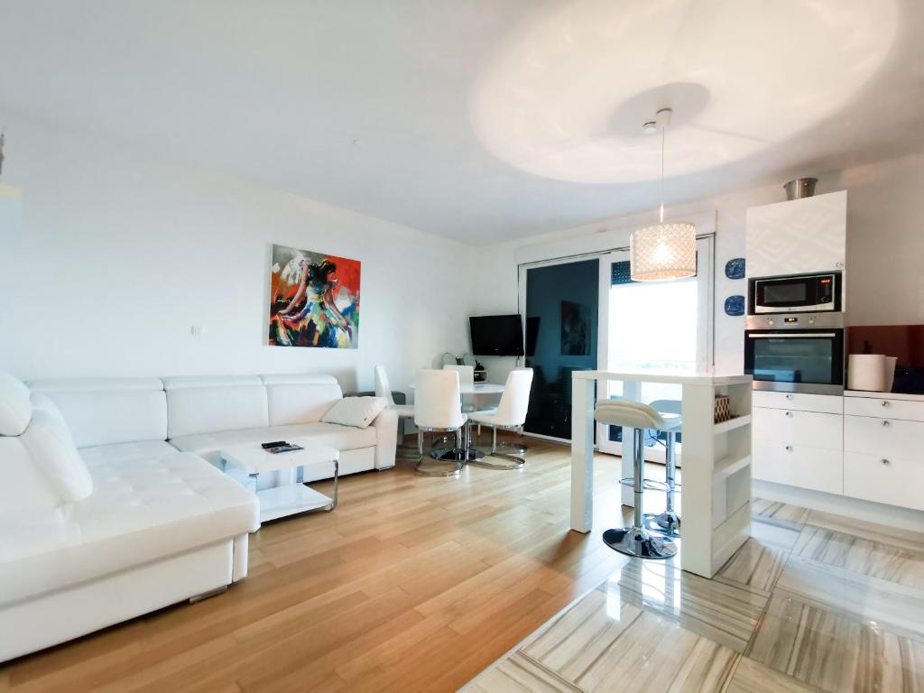 sala de estar con sofá blanco y mesa en Veduta Luxury Apartments, en Split