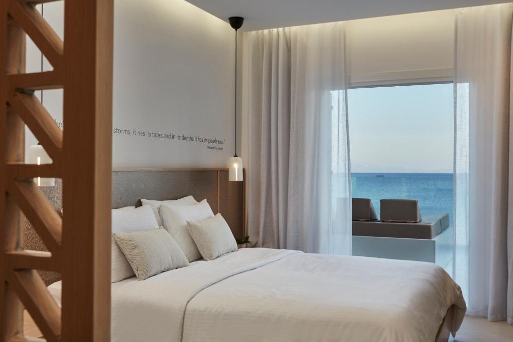 Postel nebo postele na pokoji v ubytování Mykonos Kosmoplaz Beach Resort Hotel