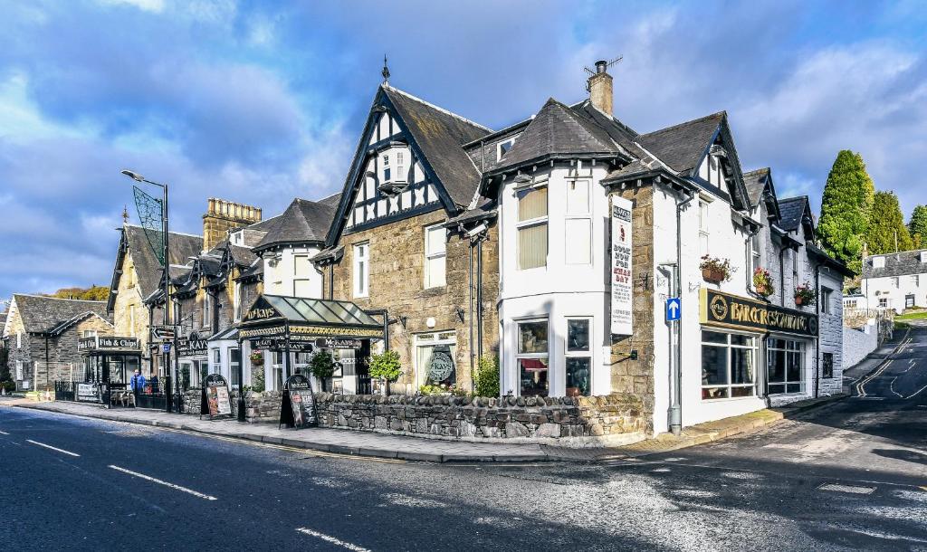 een groot gebouw aan de straatkant bij McKays Hotel in Pitlochry