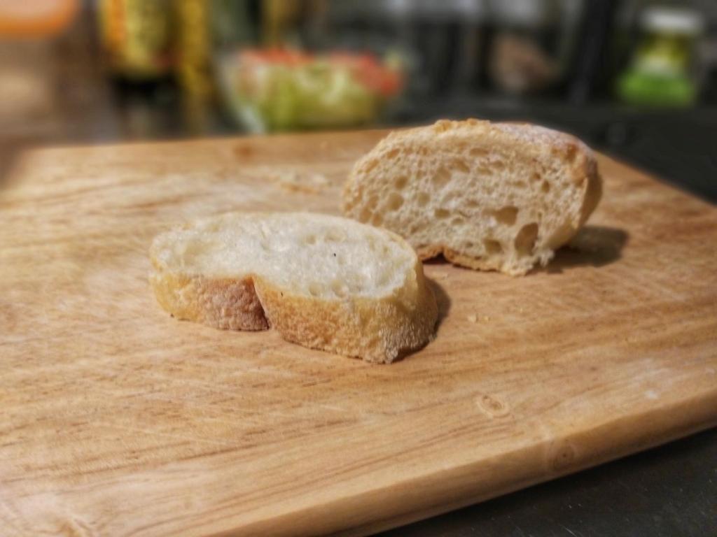 due fette di pane sedute su un tagliere di Cong Sen Backpackers Hostel a Città di Taitung