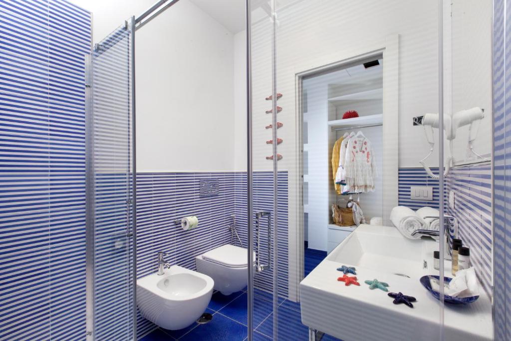 Koupelna v ubytování YourHome - Sersale Suites