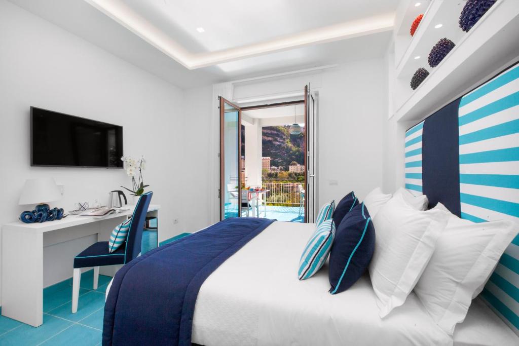 Postel nebo postele na pokoji v ubytování YourHome - Sersale Suites