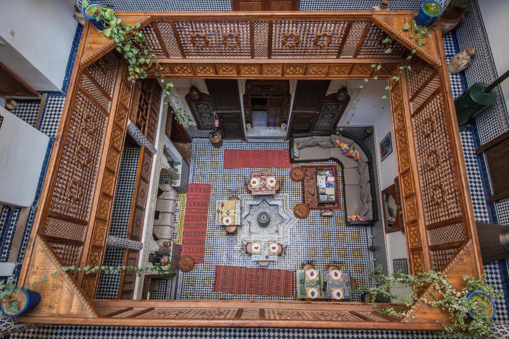 una vista aérea de una casa con suelo de baldosa en Riad L'Artiste en Fez