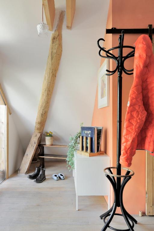 ein Zimmer mit einer Treppe mit einer Leiter in der Unterkunft Un Loft a La Campagne in Saint-Jean-dʼArvey