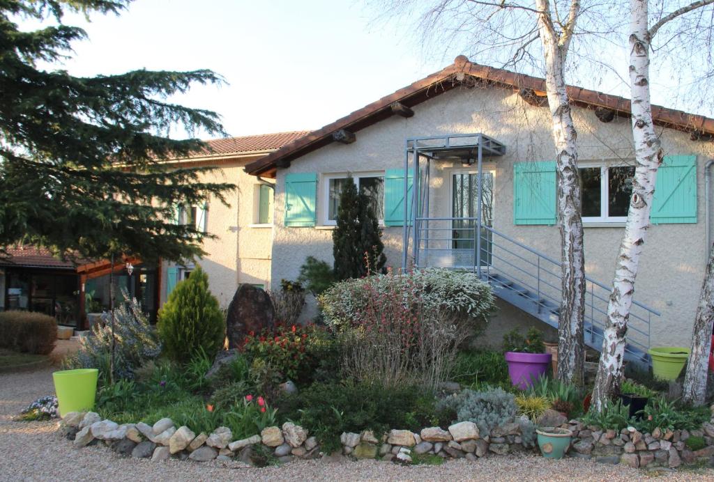 dom z ogrodem przed nim w obiekcie LA FERME DE CAPUCINE w mieście Culhat