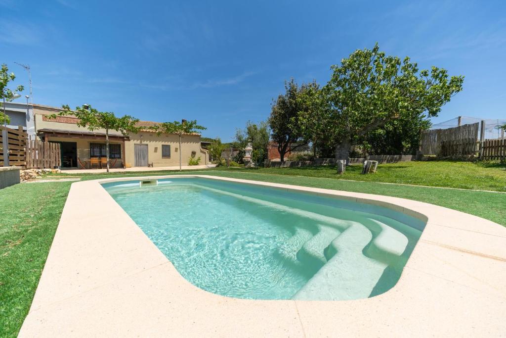- une piscine dans la cour d'une maison dans l'établissement Holiday Home Florence, à Ampurias
