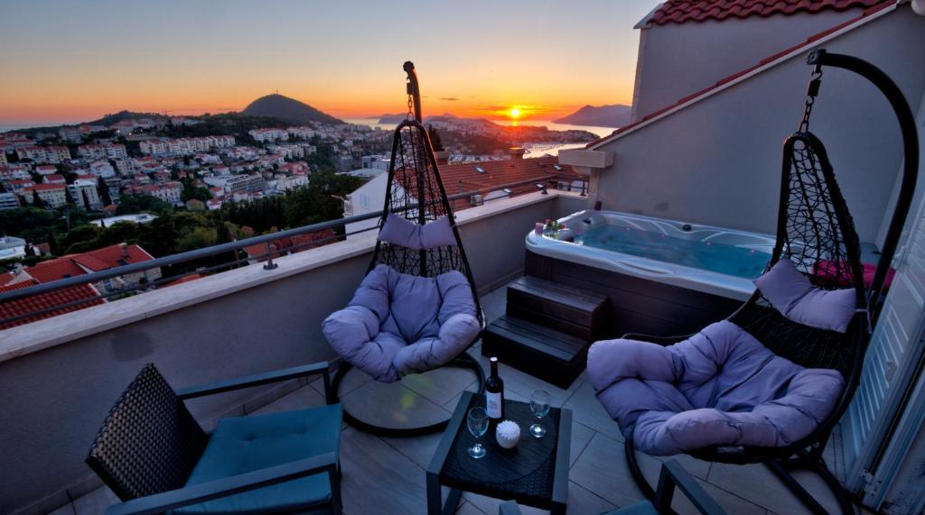 - Balcón con sillas y bañera de hidromasaje en un edificio en Dubrovnik Icy Guest House, en Dubrovnik