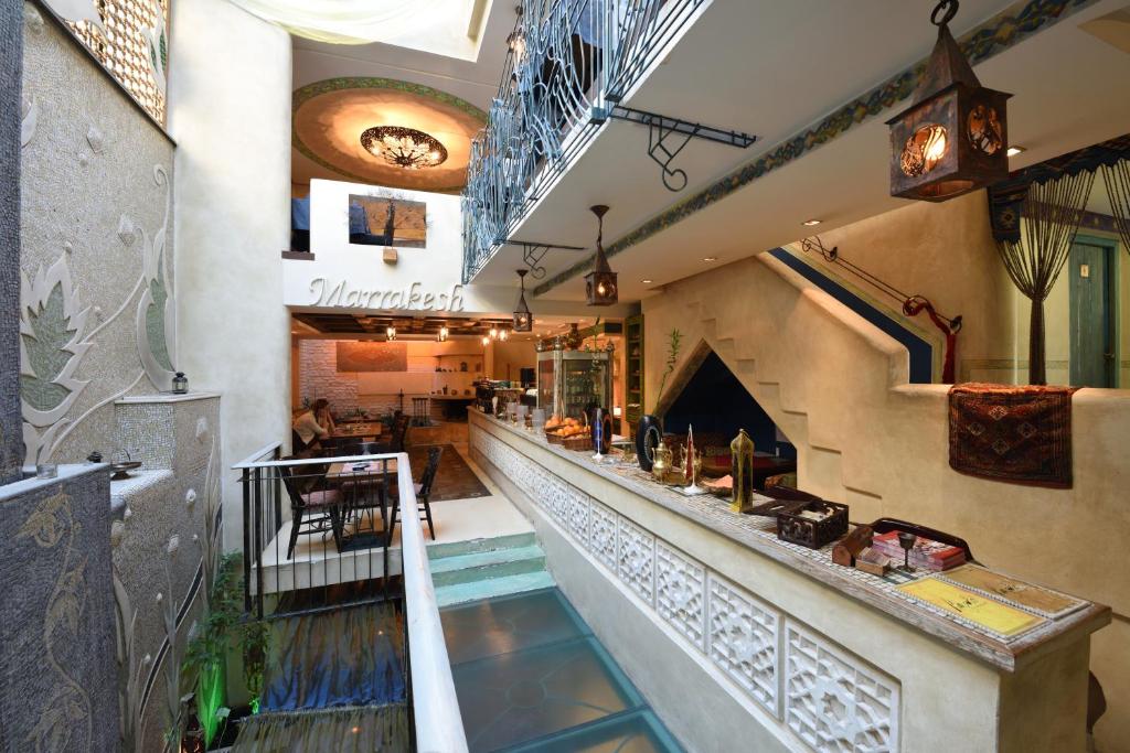 Bazén v ubytování Hotel Art nebo v jeho okolí