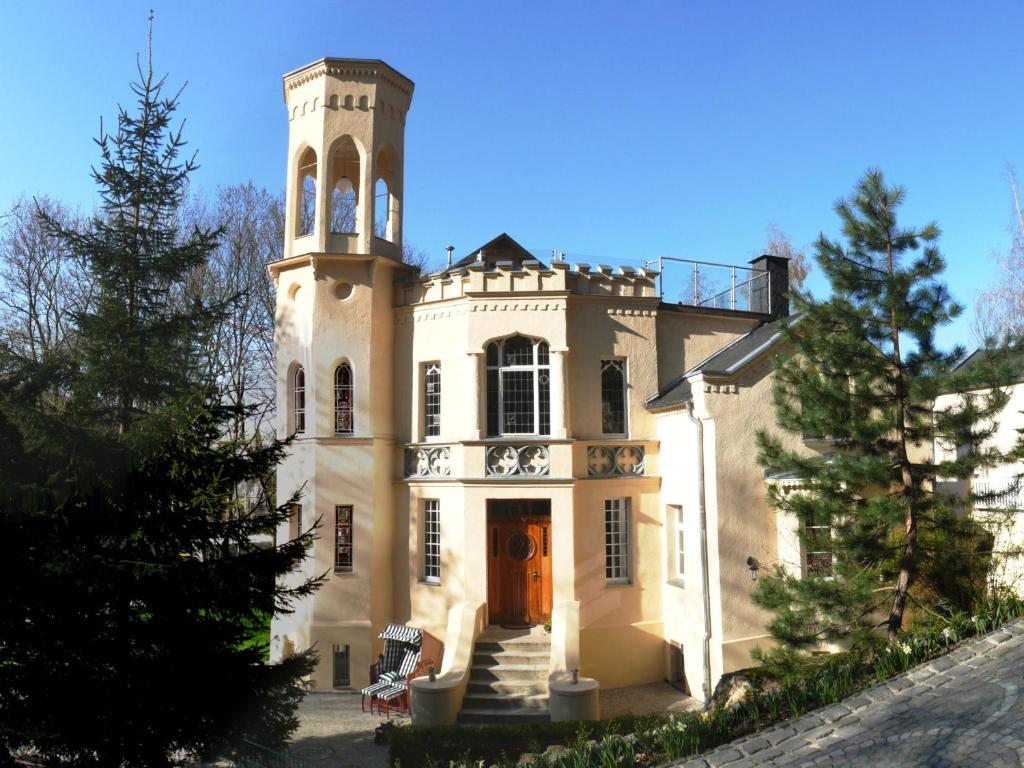 um grande edifício com uma torre em cima em Villa Rosenburg em Thale