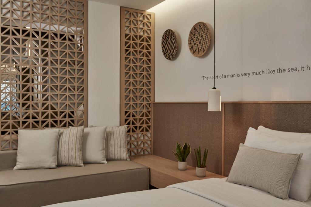 Postel nebo postele na pokoji v ubytování Mykonos Kosmoplaz Beach Resort Hotel
