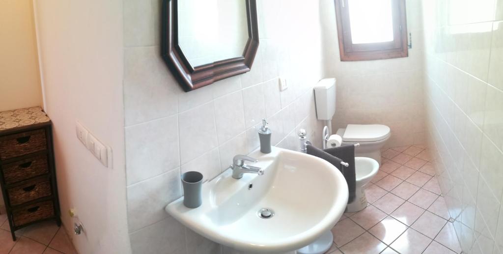 y baño con lavabo y aseo. en B&B Traghetto, en Porto Garibaldi