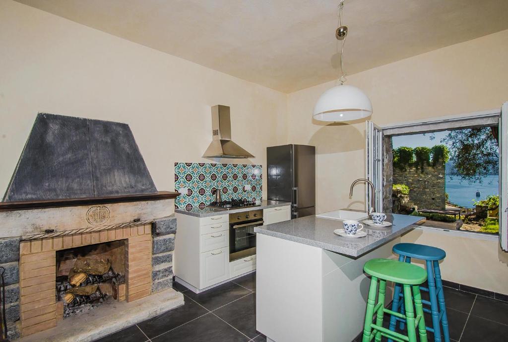 Kuchyň nebo kuchyňský kout v ubytování VILLA CASTELLo PORTOVENERE