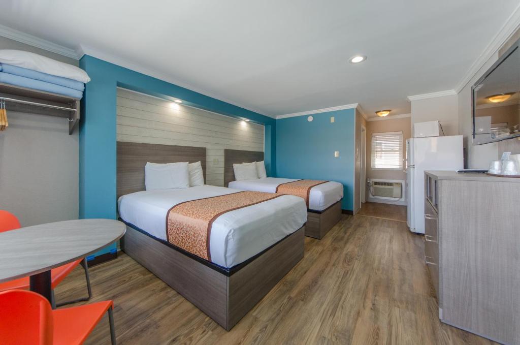 Postel nebo postele na pokoji v ubytování Dolphin Inn