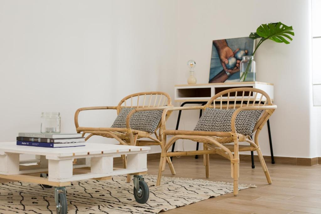 a living room with two chairs and a table at The Minimal House II in Bombarral