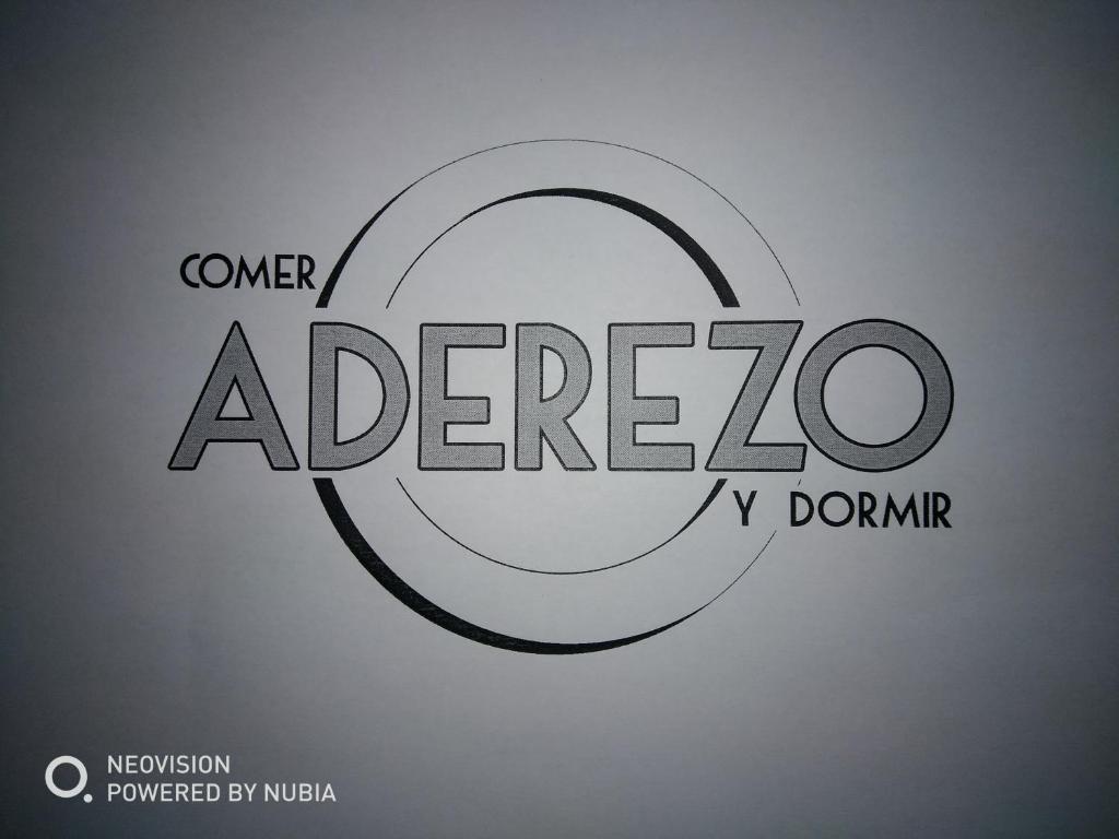 una señal con la palabra "ader" cero en un círculo en ADEREZO Hostal Restaurante, en La Zarza