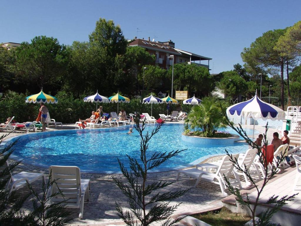 Bazén v ubytování Hotel Ambassador Meuble nebo v jeho okolí
