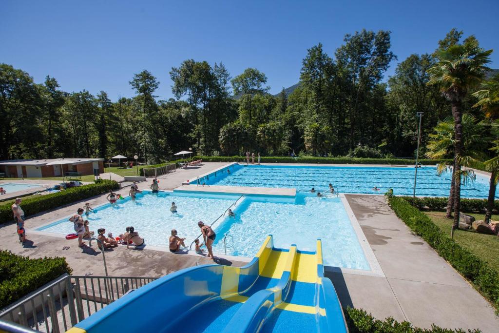 a large swimming pool with people playing in it at I Grappoli in Sessa