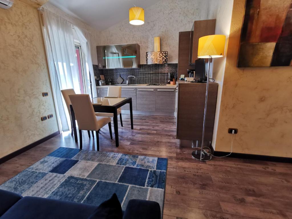 eine Küche und ein Esszimmer mit einem Tisch und Stühlen in der Unterkunft Eschilo Luxury House in Carlentini