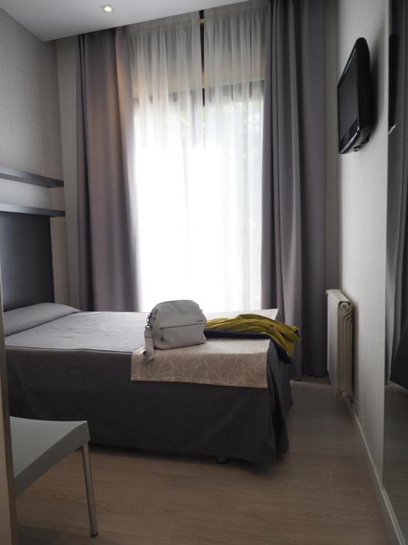 Postel nebo postele na pokoji v ubytování Hostal Benidorm