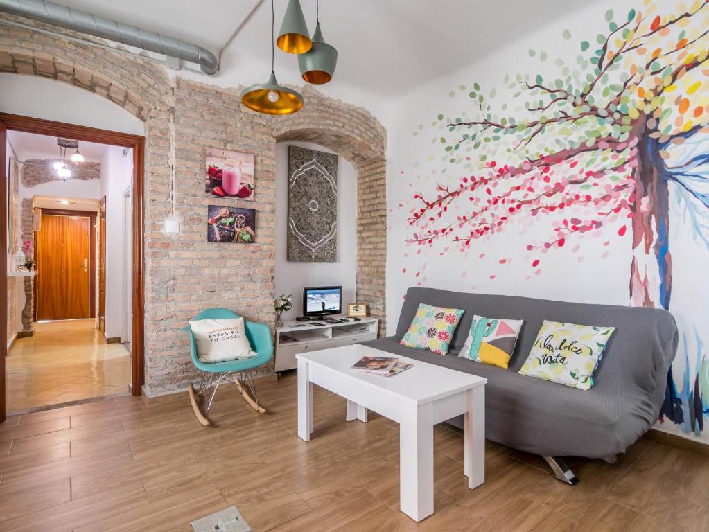 een woonkamer met een bank en een tafel bij Apartamento el Purche in Granada
