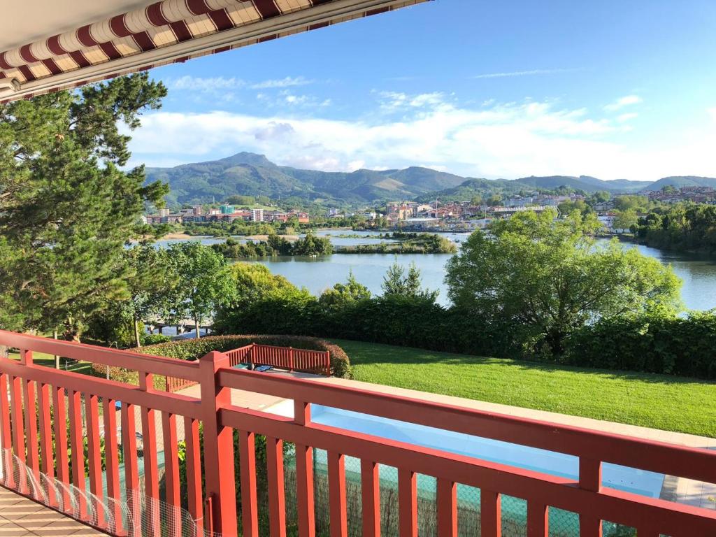 balkon z widokiem na rzekę w obiekcie Bidasoa con vistas w mieście Hendaye