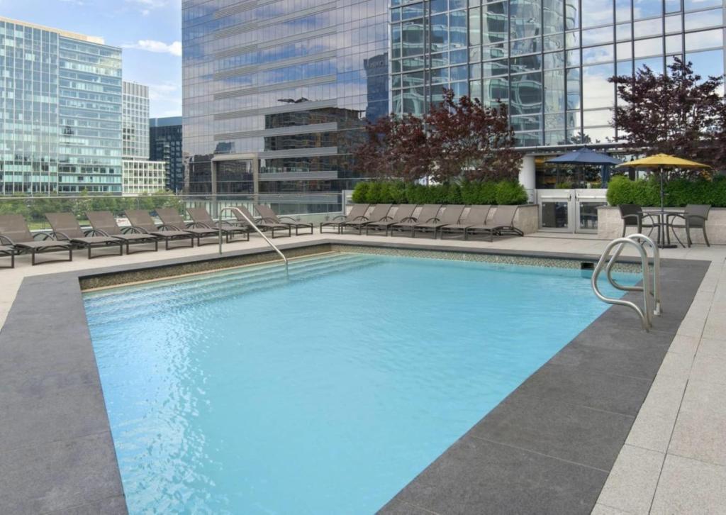 المسبح في Global Luxury Suites at Boston Seaport أو بالجوار