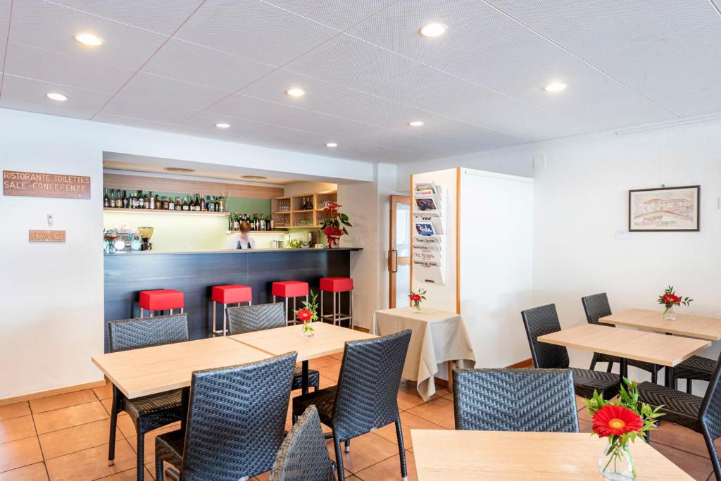 a restaurant with tables and chairs and a bar at I Grappoli in Sessa