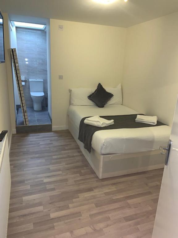 A bed or beds in a room at CENTRAL APARTMENT PADDINGTON