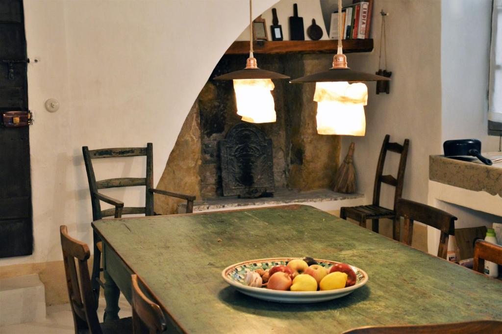 un bol de fruta en una mesa con chimenea en Casa Hesychia, en Ventimiglia