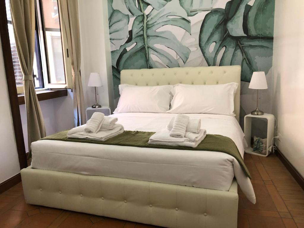 A bed or beds in a room at Colosseo Smart Flat