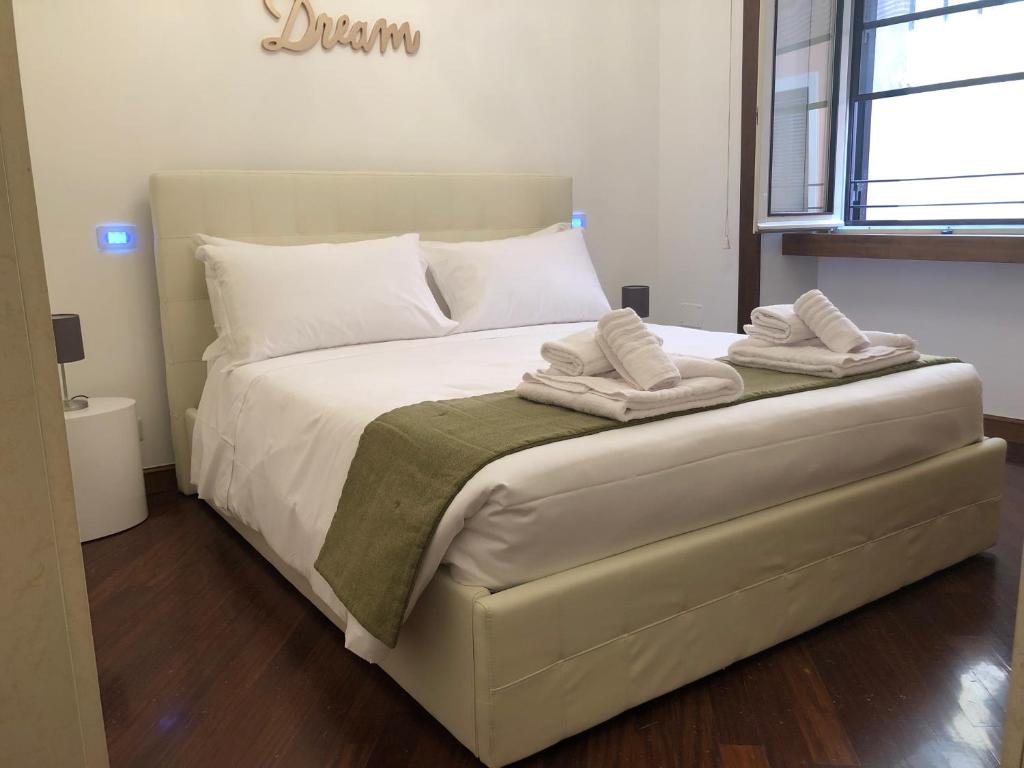 A bed or beds in a room at Colosseo Smart Flat
